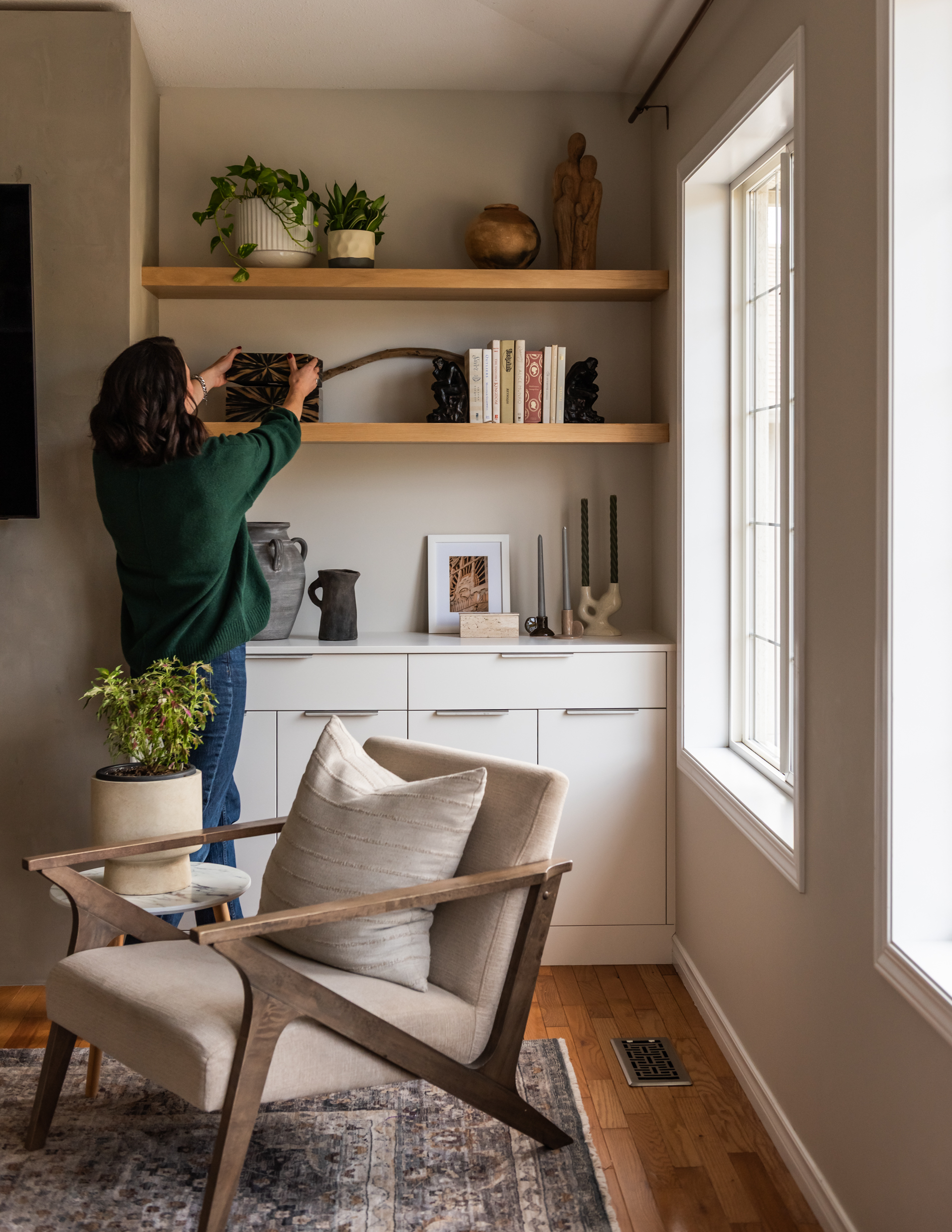 Clean lined living room fireplace design without a mantel, featuring a plaster finish and integrated custom built ins for a calm, minimalist aesthetic.